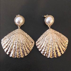 Gold and Pearl Seashell Earring GREAT CONDITION